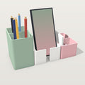 Organizer modulare composizione A: portapenne salvia, porta-telefono bianco e porta-biglietti rosa, con matite, telefono e biglietti